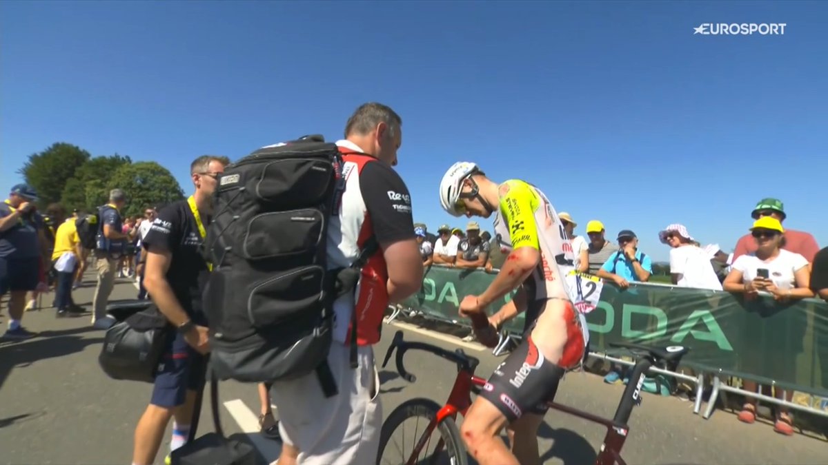 L'image de Louis Barré (Intermarché-Wanty) à l'arrivée, impliqué dans la chute à 6 kilomètres de l'arrivée sur cette 7e étape du Tour de France. Le cuissard du Français est complètement déchiré. #TDF2025