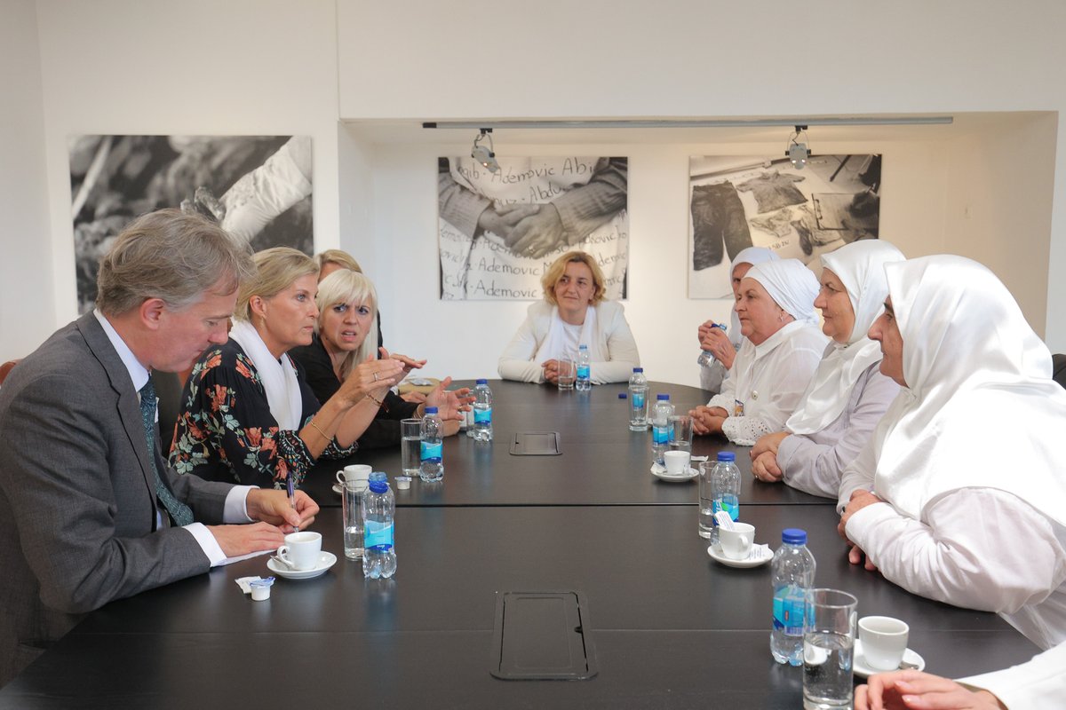 JulianReillyUK's tweet image. Prošle su tri decenije od genocida u Srebrenici. Hrabre Majke Srebrenice neumorno rade na odavanju počasti i pokazivanju poštovanja prema svim nevinim žrtvama, odlučno odbacujući svaki pokušaj negiranja ili veličanja zločina - jedini put ka istinskom oporavku i trajnom miru u 🇧🇦.
