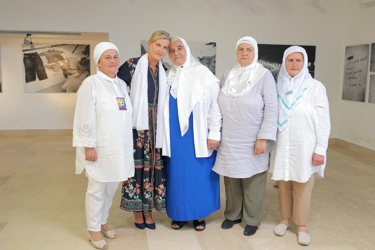 JulianReillyUK's tweet image. Prošle su tri decenije od genocida u Srebrenici. Hrabre Majke Srebrenice neumorno rade na odavanju počasti i pokazivanju poštovanja prema svim nevinim žrtvama, odlučno odbacujući svaki pokušaj negiranja ili veličanja zločina - jedini put ka istinskom oporavku i trajnom miru u 🇧🇦.