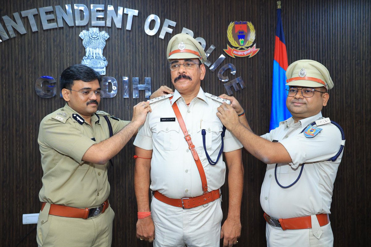 आज दिनांक-11.07.2025 को पुलिस अधीक्षक कार्यालय कक्ष में पुलिस निरीक्षक की कोटि से पुलिस उपाधीक्षक के पद पर नव प्रोन्नत 03 पुलिस पदाधिकारियों के "अलंकरण समारोह" का आयोजन किया गया। इस अवसर पर पुलिस महानिरीक्षक, उत्तरी छोटानागपुर प्रक्षेत्र, बोकारो एवं पुलिस अधीक्षक, गिरिडीह के