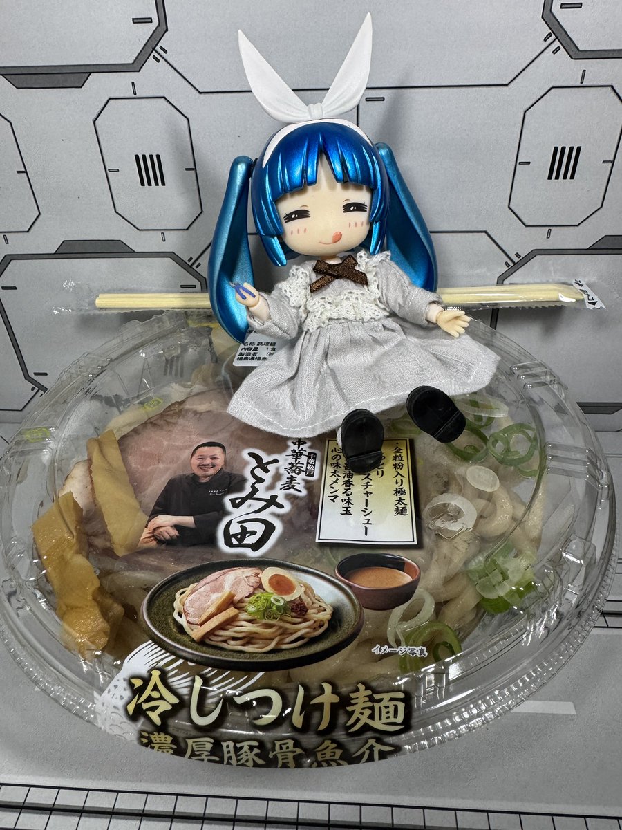 #深夜のねんどろ撮影６０分一本勝負
7/11のお題【らーめん】

7-11で買ってきた
とみ田の冷やしつけ麺とニパ子
実店舗に一度だけ行ったなぁ〜
#ねんどろいどラーメン部