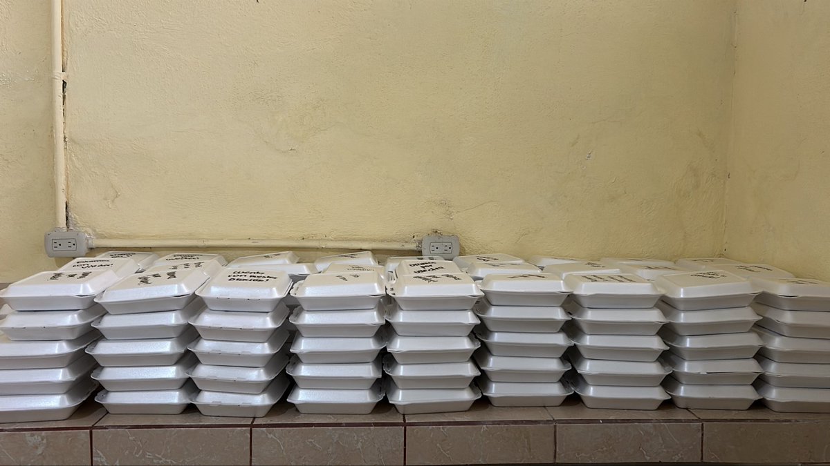 Los chicos de los Encuentros de Promoción Juvenil de San José Catedral trabajando en la comida que vamos a entregar hoy. 

Los vuelos están en stand by debido a los incidentes de anoche, probablemente se inicien en la tarde. Mientras tanto, por tierra es 💪🏻