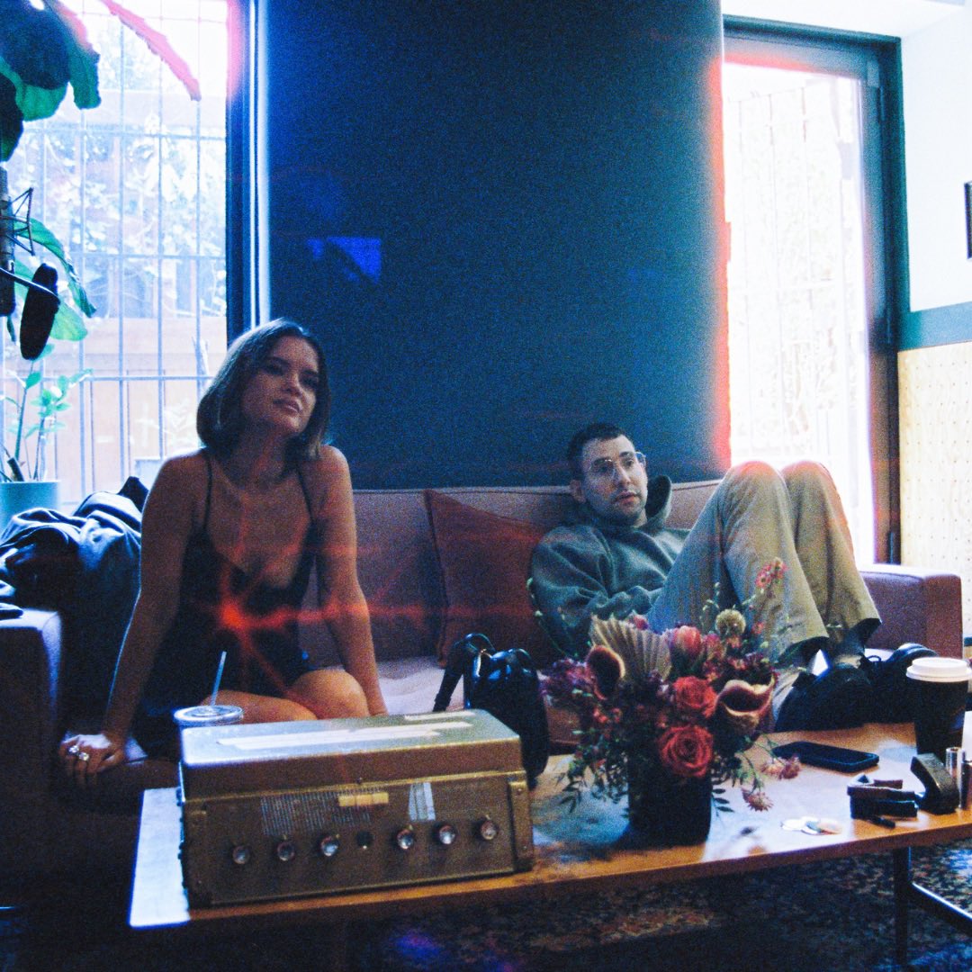 MarenMorris's tweet image. “Welcome To The End” is out now ✨
i’m so happy @AllThingsGo and I can devote this special song to The Ally Coalition as well as my friend and collaborator @jackantonoff’s studio initiative to help integrate recording studios into LGBTQ+ youth shelters. futures.ffm.to/welcometotheend