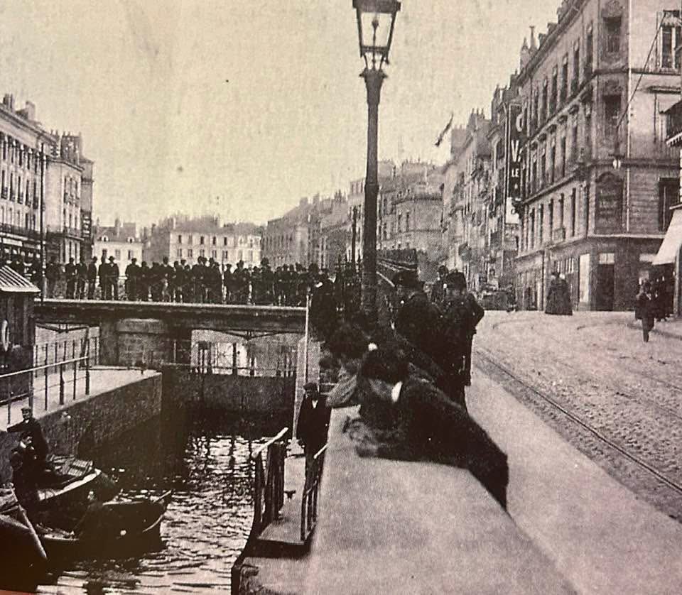 #Nantes l’écluse du centre-ville, aujourd’hui, actuelle place de l’Ecluse sur le cours des 50 Otages #Bretagne 1910
(photo tirée du livre « Willy Wolf, Achetez l’homme qui va mourir » éditions La Geste. WillyWolf.com)