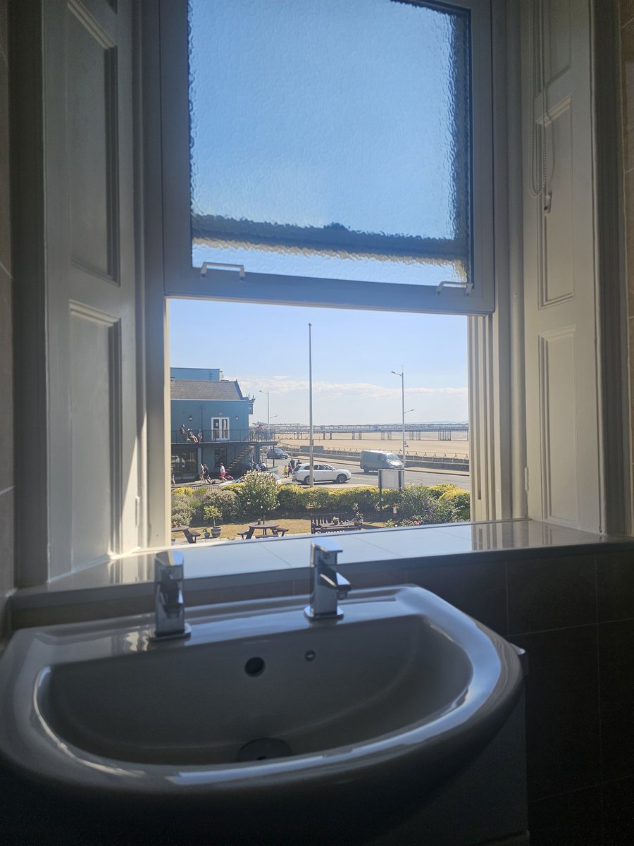 Stopping the night in Weston Super Mare before heading home tomorrow. This is the view from the hotel room toilet. Never been anywhere before with such a view from the crapper 🤣🤣🤣