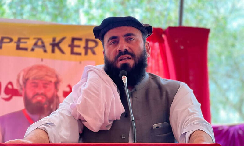 وہ امن کی بات کرتا تھا،وہ پاکستان کی بات کرتا تھا،وہ دھشتگردی کے خلاف تھا،وہ ریاست کو جوڑ کر رکھنے کی بات کرتا تھا،وہ شدت پسند نہیں تھا،وہ امن پسند تھا،وہ امن کا سفیر تھا،وہ شہید مولانا خانزیب تھا۔
بدبختوں نے ایک بہترین انسان مار دیا۔