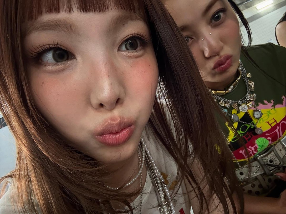 Nayeon's Instagram update with Momo and Jihyo

"Comeback..."

#TWICE #트와이스 <a href="/JYPETWICE/">TWICE</a>