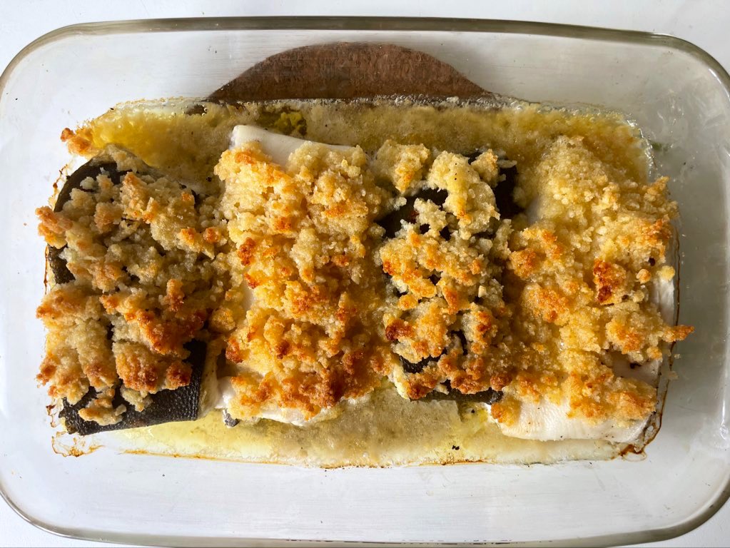 #FridayLunch #Plaice #BeurreBlanc #PotatoSpinachMash
4pm, gorgeous weather.
Plaice filets in oven with panko/parmesan/butter crumble &amp; potato spinach mash + beurre blanc sauce.
Last btl of Mosel Riesling by Knebel.
Son visiting Saturday so I started today on Sunday’s vol-au-vent!