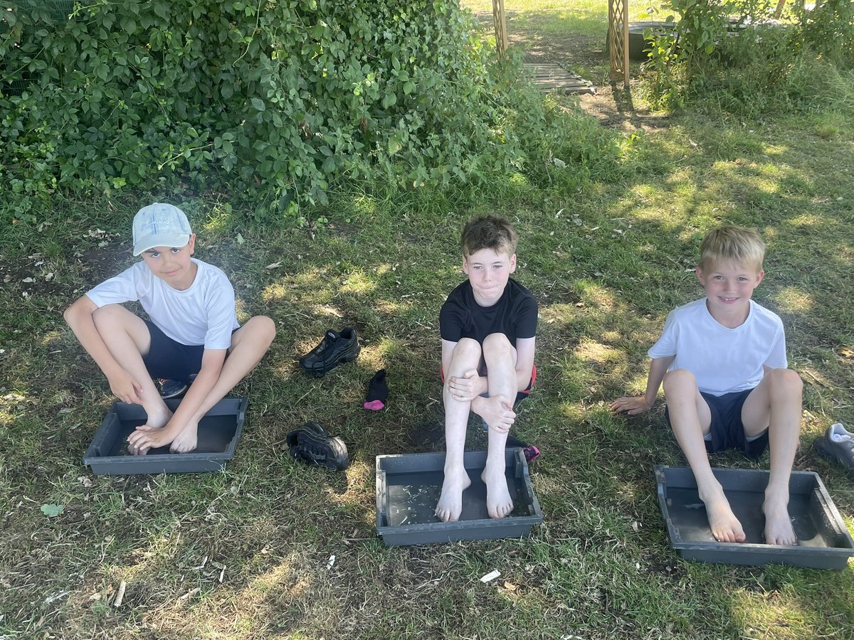 firsprimarysale's tweet image. To end a very busy (and hot!) week, #Y4Rowan cooled off by spending some time in the shade with a nice cold foot spa 🧖‍♀️ 💧☀️ #FunInTheSun