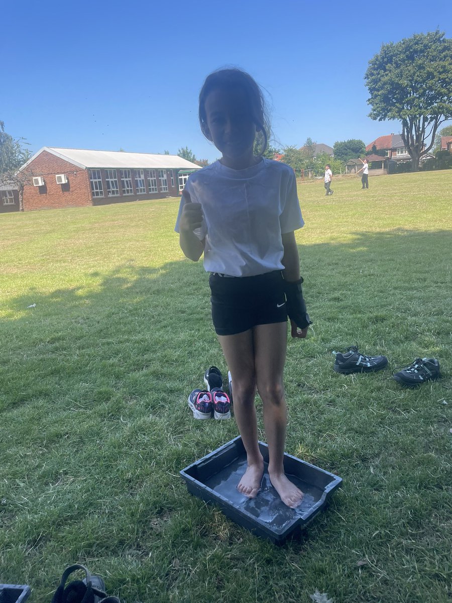 firsprimarysale's tweet image. To end a very busy (and hot!) week, #Y4Rowan cooled off by spending some time in the shade with a nice cold foot spa 🧖‍♀️ 💧☀️ #FunInTheSun