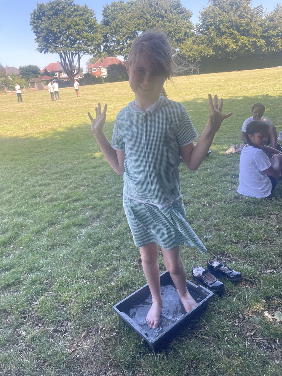 firsprimarysale's tweet image. To end a very busy (and hot!) week, #Y4Rowan cooled off by spending some time in the shade with a nice cold foot spa 🧖‍♀️ 💧☀️ #FunInTheSun