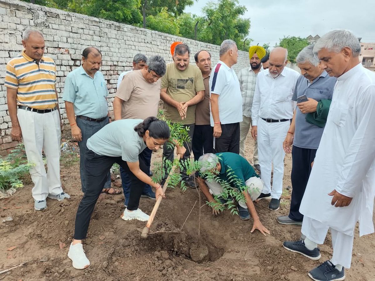 अपने हिसार के स्वजनों संग मिलकर राजा राम मोहन राय एजुकेशनल फाउंडेशन हॉस्पिटल, हिसार में पौधारोपण कर हरियाली और सेवा का संकल्प लिया। प्रकृति से जुड़कर दिन की शुरुआत करना आत्मा को सुकून देता है।
🌱🙏
