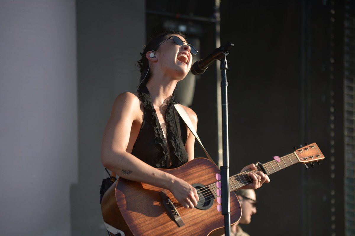 LexHervoix's tweet photo. No power outage could ever stop @gracieabrams 

When the power went out, she had a guitar, the voice of an angel &amp; an army of fans ready to sing along to keep the show going ⭐️

Shot at #MadCool 2025 for @StageRights x

More pics on insta -> https://t.co/zN03CegILs

#gracieabrams https://t.co/BpKkqFueox