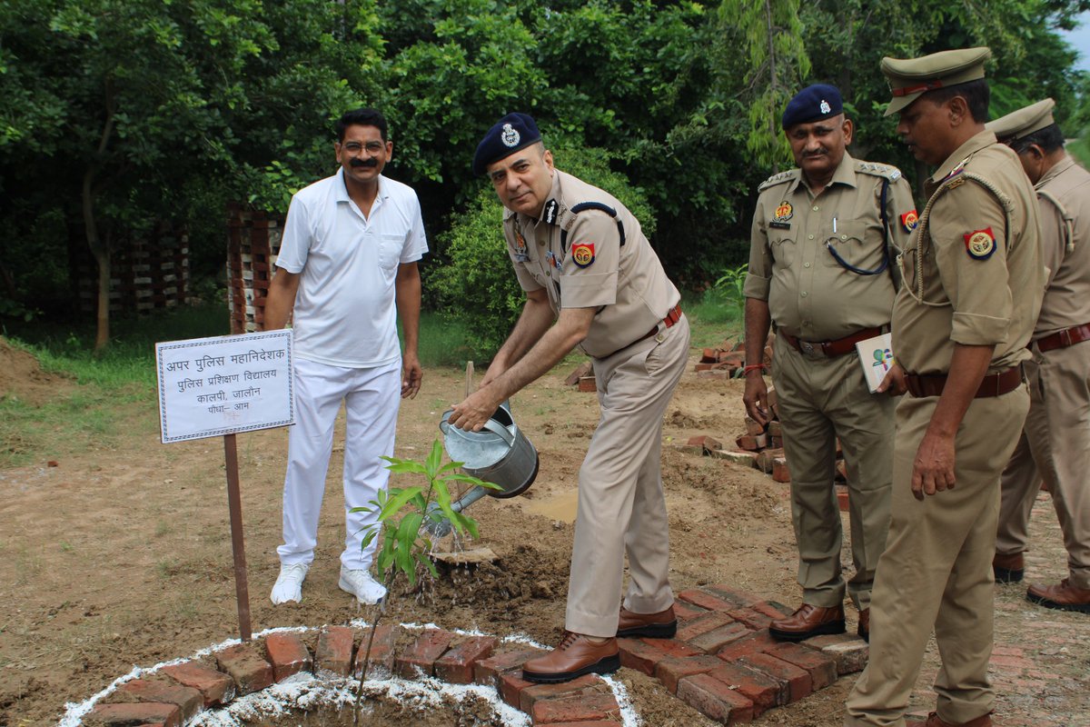 पुलिस प्रशिक्षण विद्यालय, कालपी, जालौन  में अपर पुलिस महानिदेशक श्री ज्योति नारायण व   अन्य अधिकारीगण व कर्मचारीगण द्वारा वृक्षारोपण अभियान 2025 "एक पौधा मां के नाम " के अवसर पर विभिन्न प्रकार के वृक्ष लगाये गये।