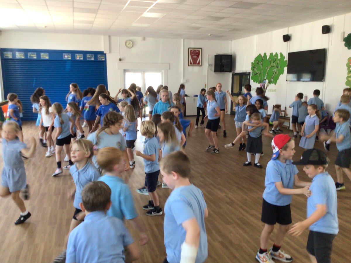 SwissValleyCP's tweet image. This afternoon members of the Criw Cymraeg and our pupils who have participated in each of the Urdd Eisteddfod rounds celebrated their hard work in contributing to obtain the Siarter Iaith ‘Y Wobr Aur’ ⭐️ Thank you to our staff who have given our pupils the opportunity ! 🏴⭐️👏🏻