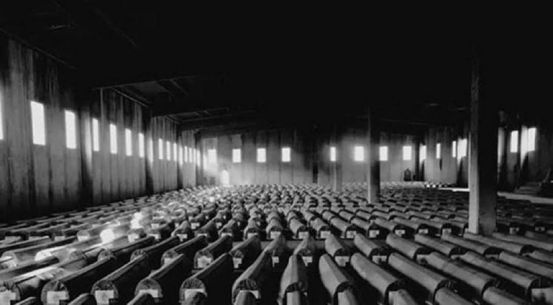 11 Temmuz 1995
İnsanlık tarihi için bir utanç lekesi.
-Avrupa'nın gözü önünde her yaştan 8.372 Bosnalı, Sırp güçleri tarafından katledildi.
-BM, Srebrenitsa'yı güvenli bölge ilan etmiş olmasına ve 400 Hollanda'lı barış gücü askerinin varlığına rağmen soykırım yapıldı.