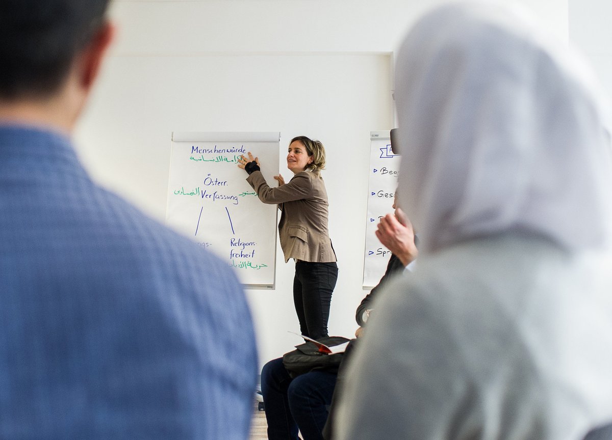 Schon jeder vierte Migrant bricht Wertekurs ab. Das zeige, wie dringend notwendig Sanktionen seien, sagte die zuständige Ministerin Claudia Plakolm zur „Krone“. krone.at/3839412