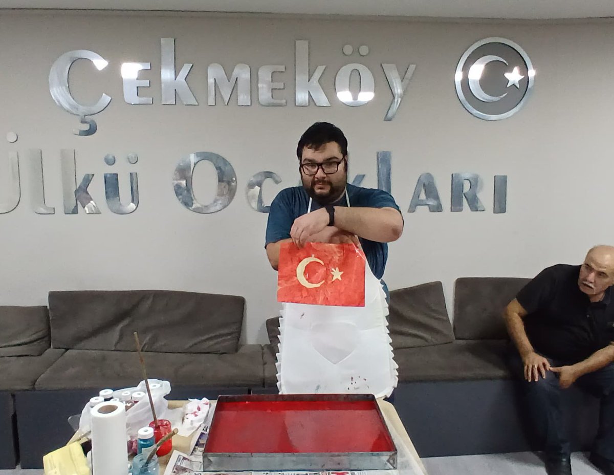 Çekmeköy Ülkü Ocaklarımız, Kutadgu Bilig Ortaöğretim Yaz Gelişim Programı Sanat Kursu Faaliyetleri kapsamında “ebru sanatı” etkinliği gerçekleştirdi.