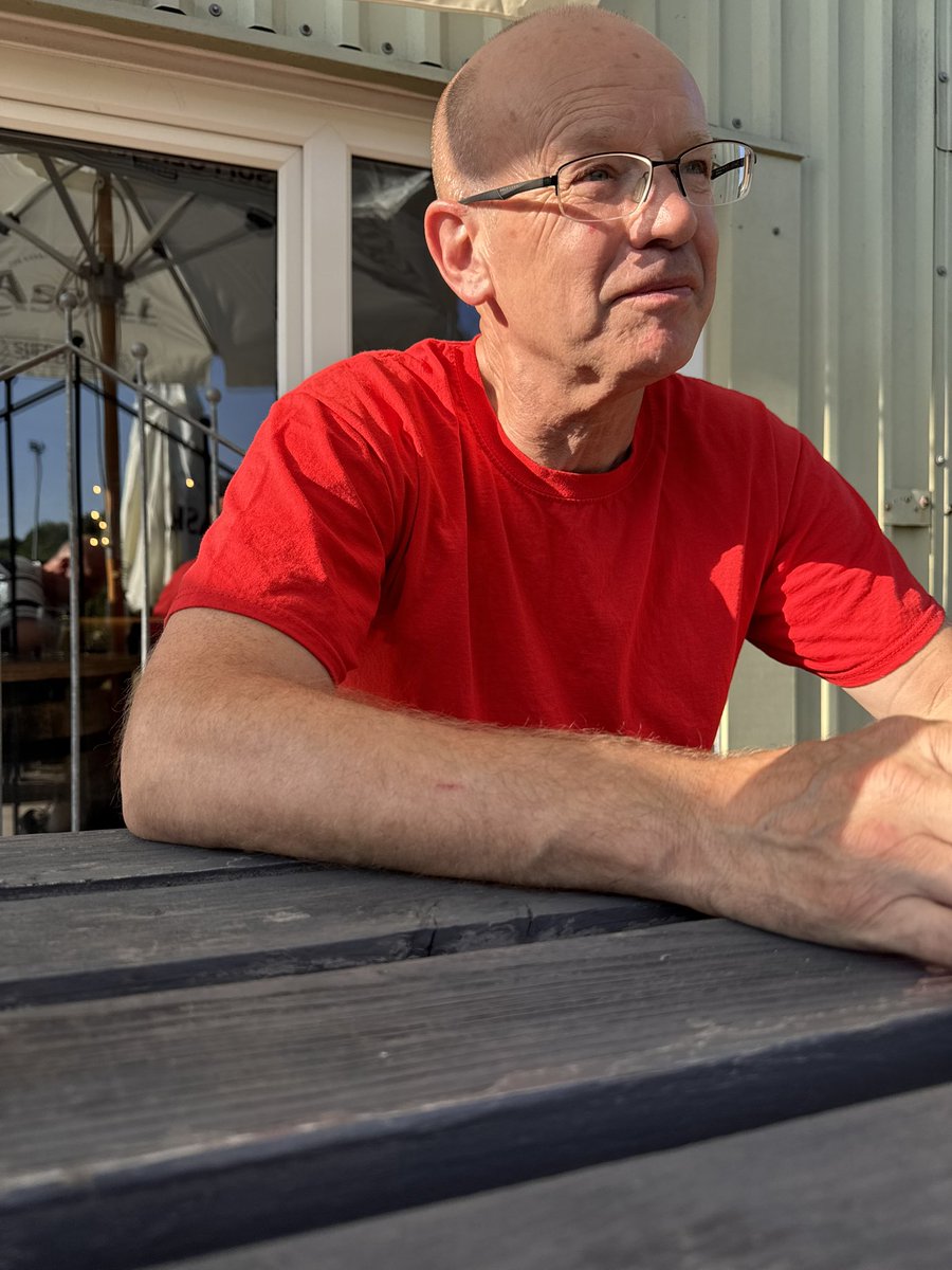 SteveBracknall's tweet image. Early bar with Bob the bucket.
Our Nikki is coming down for an hour. Love her to bits.
Steve