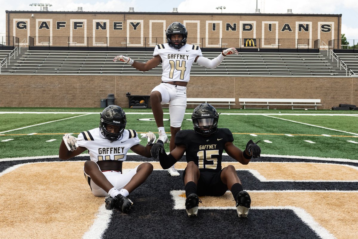 From the tunnel to the turf. Gaffney built different.💪🏾⚔️
Locked in. Zoned out. Ready for whatever.

#TribeTime #GaffneyFootball #TOLMedia #BlackAndGoldBlooded #FridayNightLights #chashing19