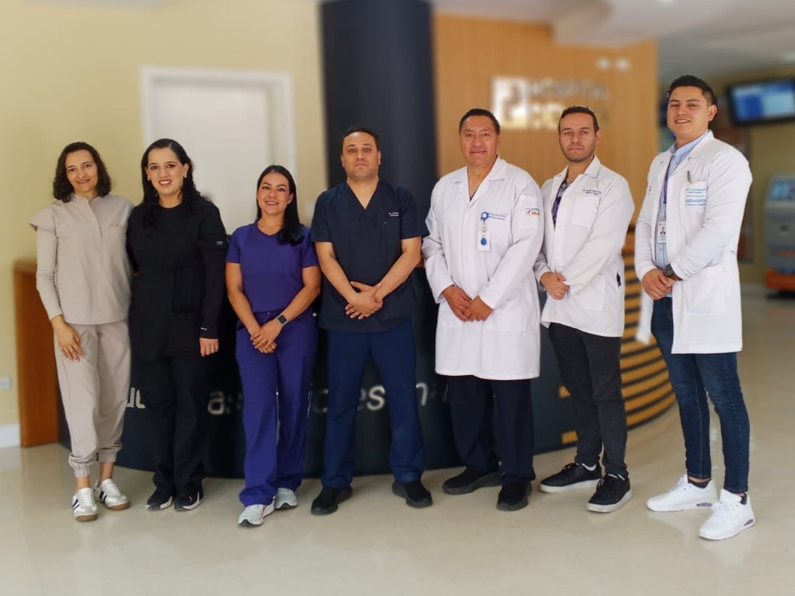 IndotEcuador's tweet photo. La Coordinación Zonal Cuenca del #INDOT realizó una visita técnica de inspección al @HospitaldelRio, como parte del proceso de renovación de la acreditación del Programa de Trasplante de Córnea en adultos y pediátricos.
Esta acción forma parte del trabajo articulado entre instituciones públicas y privadas para garantizar el cumplimiento de estándares técnicos, normativos y de calidad en los procesos trasplantológicos, asegurando así una atención segura y eficiente para los pacientes que esperan una nueva oportunidad para mejorar su calidad de vida.
En #ElNuevoEcuador, tu bienestar es nuestra prioridad.
@marioherrerav