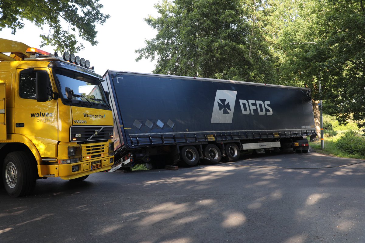 Vrachtwagentrailer in sloot bij Harskamp