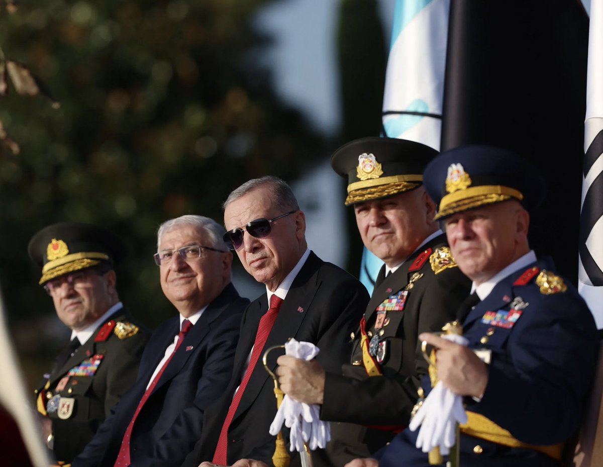 Rusya Devlet Ajansı RIA Novosti:

“Erdoğan kılıcını çıkardı. Türkiye büyük bir savaşa hazırlanıyor.”
