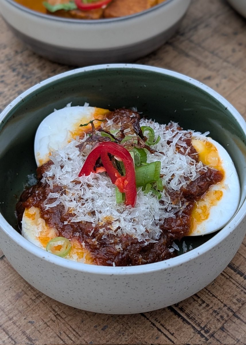 A brilliant meal at Norman Musa's Makan Makan Malaysian pop-up at Clapham's The King &amp; Co (and wonderful surprise to see Karla Zazueta in the kitchen too!). The food was just fabulous - telur (eggs with sambal), popiah (spring rolls), Malay kari with tempeh, and beef rendang. 🌶️