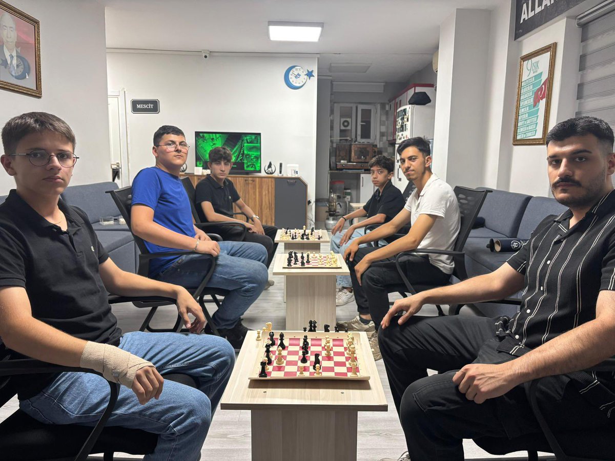 Bahçelievler Ülkü Ocaklarımız, Kutadgu Bilig Ortaöğretim Yaz Gelişim Programı Akıl ve Zekâ Oyunları Faaliyetleri kapsamında “satranç” etkinliği gerçekleştirdi.