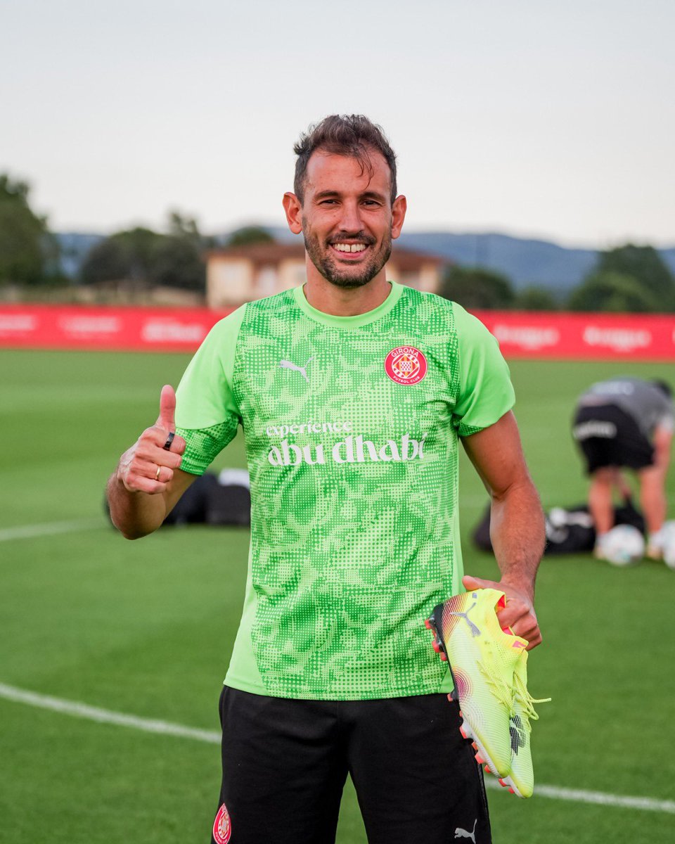 CristhianStuani's tweet image. De vuelta al trabajo ⚽🔥
Feliz de volver a casa, reencontrarme con el equipo y prepararme de la mejor manera posible.
Nos espera una temporada llena de desafíos, y vamos a dejarlo todo por estos colores 🔴⚪️ @GironaFC