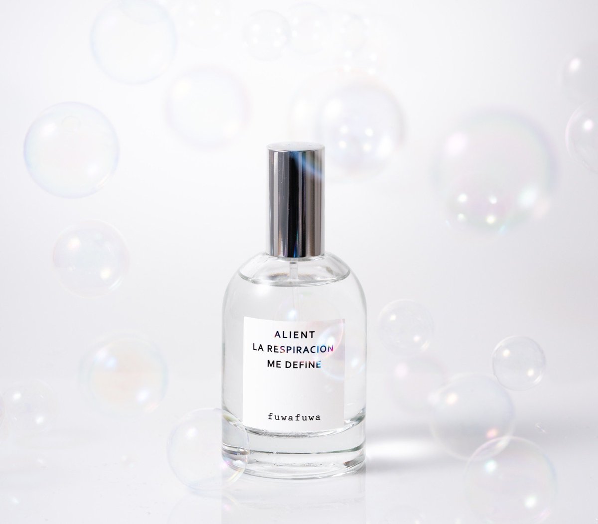 昼休み、ひっそり会議室にいたら、突然ドア開けて入ってきた後輩が「え、なにこの部屋めっちゃいい匂いするんだけど」ってキョロキョロし始めたの。いや、私しかいないんよ…犯人、私の香水です。このシャボン系の香りの時だけ、なぜか褒められる率が爆上がりする不思議。控えめに言って最強🫧