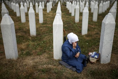 Se cumplen 30 años del #genocidio en #Sbrenica, que le costó la vida a cerca de 8.400 bosnios en cinco días, ante la impotencia de las Naciones Unidas y la indiferencia de la Comunidad Internacional. Olvidar estos crímenes nos impiden identificar los genocidios en marcha.
#RRII