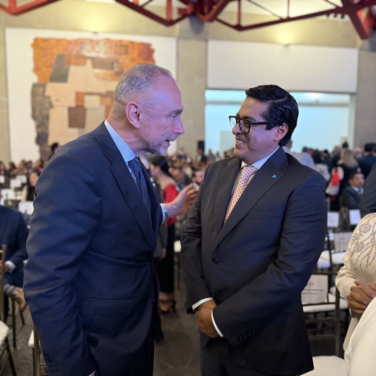 🇮🇹 El Embajador de Italia en Ecuador, <a href="/giovadavoli/">Giovanni</a>, saludó al Presidente del Consejo de Educación Superior (CES), <a href="/PabloBeltran_A/">Pablo Beltrán Ayala</a>, durante el acto de rendición de cuentas 2024 realizado en la emblemática Capilla del Hombre.

<a href="/ces_ec/">CES</a>