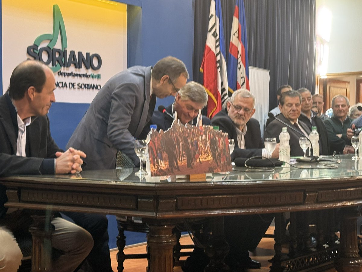 cdcamy's tweet image. En Mercedes. En la ceremonia de asunción del nuevo Gobierno Departamental. Acompañando a nuestro compañero @besozzi_guille, electo por 4ta vez Intendente de Soriano.