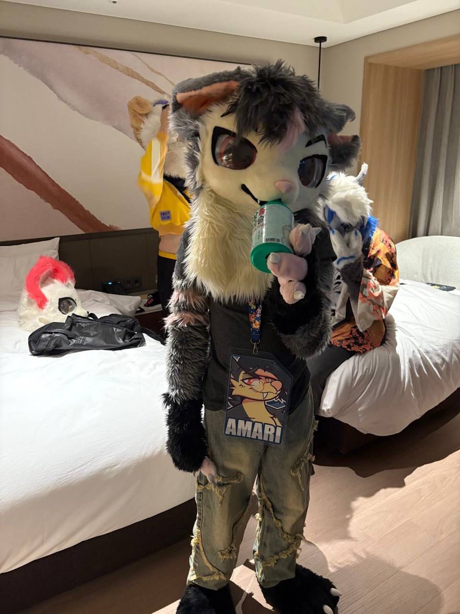 Tem0725's tweet image. 36 hours without sleep here i am

#FursuitFriday
#FurstClass #FurstClass2025
