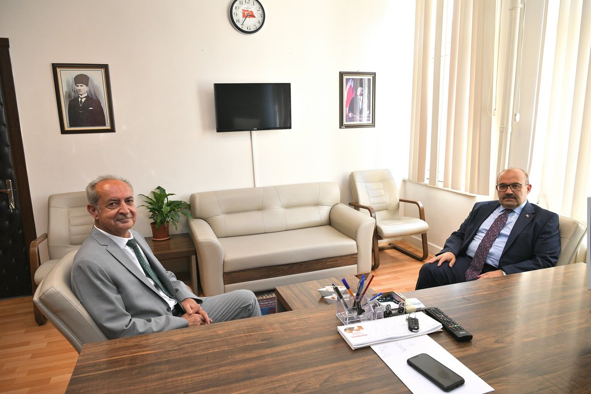 Vali İsmail Ustaoğlu, Cumhurbaşkanlığı Atama Kararı ile Balıkesir Vali Yardımcılığına atanarak göreve başlayan Vali Yardımcısı Mustafa Özsoy ile Vali Yardımcısı Nihat Kaynar’ı ziyaret etti.
