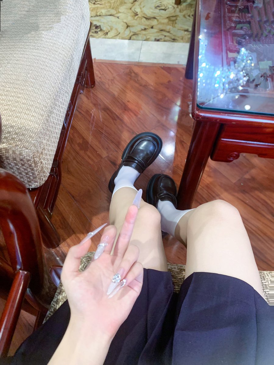 看到🖤女高中生的小皮鞋和白袜
傻逼是不是又兴奋了？
那就爬过来，伸出狗舌头，把鞋底全部舔干净
#辱骂 #恋足 #压榨 #贡畜 #贡奴 #女性崇拜 #金钱女王 #鞋控 #ATM奴 #绿帽 #提款机 #绿帽