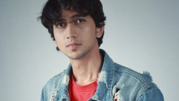 राधिका मर्डर केस में जिस इनामुल हक का नाम सामने आ रहा। वह इस वक्त दुबई में है। उसका कहना है, जिस वीडियो ‘कारवां’ में राधिका और मैंने एक्टिंग की है, वह 2 साल पहले बनाकर रिलीज किया गया था। मगर, हम इसे दोबारा किसी दूसरे कलाकार के साथ फिर से रिलीज करना चाहते थे। मैंने वीडियो के लिए