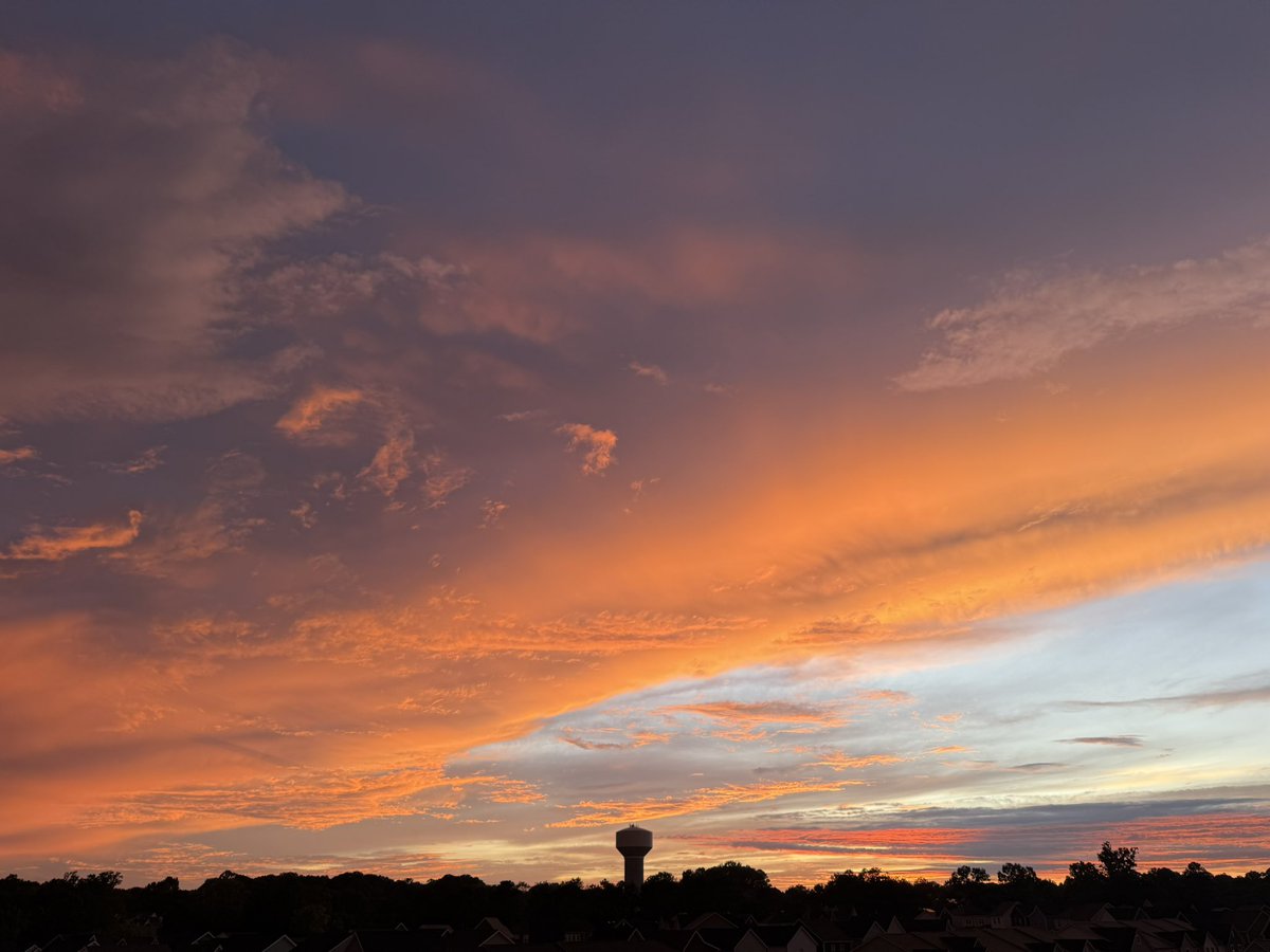 AdLibs4Hire's tweet image. Nerd Alert🤓: In spite of some devastating storms this week, we’ve seen some gorgeous, late afternoon skies. #cloudnerd