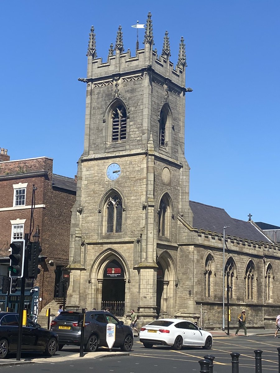 Elizabeth_eno2's tweet image. I’ve been told the reason this building doesn’t have a clock facing Wales, is because the people of Chester didn’t want to give the Welsh the time of day.