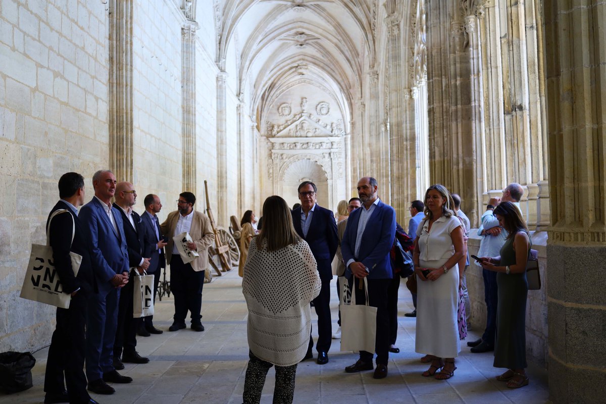 Catedral de Segovia (@catedralsegovia) on Twitter photo Esta mañana se ha presentado en la Sala Capitular los actos de la Noche del Patrimonio de <a href="/GrupoCPHE/">Ciudades Patrimonio</a> que tendrá lugar el 13 de septiembre.
🌃Ha contado con la presencia de las 15 ciudades monumentales Patrimonio de la Humanidad de España, organizadoras de esta iniciativa Esta mañana se ha presentado en la Sala Capitular los actos de la Noche del Patrimonio de <a href="/GrupoCPHE/">Ciudades Patrimonio</a> que tendrá lugar el 13 de septiembre.
🌃Ha contado con la presencia de las 15 ciudades monumentales Patrimonio de la Humanidad de España, organizadoras de esta iniciativa