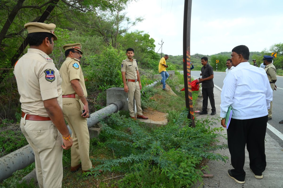 Nalgonda District SP Sri Sharath Chandra Pawar, IPS, Inspects Accident-Prone Black Spot at Dayaala Gandi, Nagarjuna Sagar
As part of road accident prevention measures in Nalgonda district, Superintendent of Police Sri Sharath Chandra Pawar, IPS, is paying special attention to