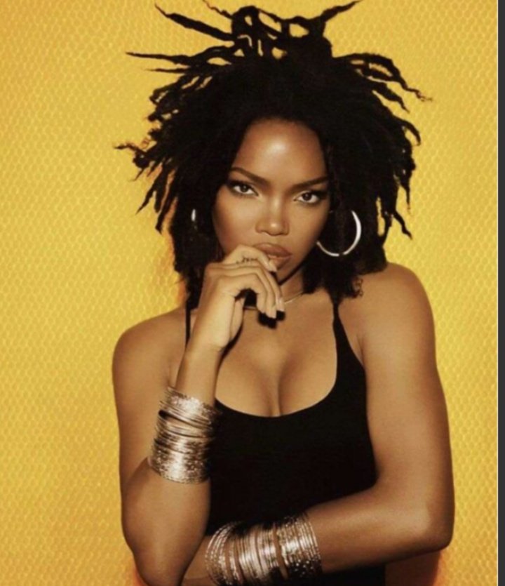 En la cúspide de su carrera, habiendo estrenado recientemente uno de los mejores discos de la historia del rap y con un par de Grammys bajo el brazo, decide alejarse de la Musica,esta es la historia de Lauryn Hill