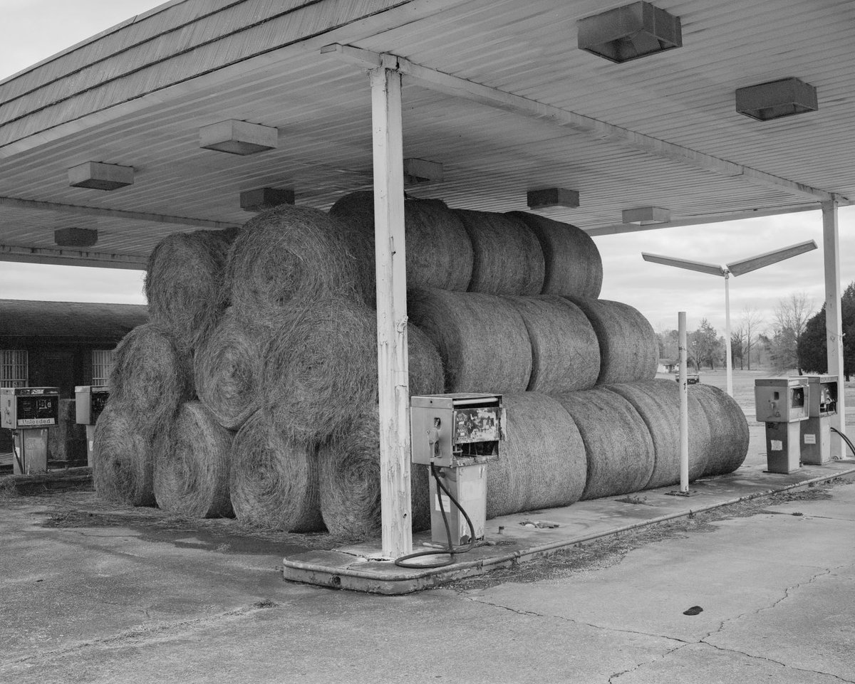 oxfordamerican's tweet image. #EyesontheSouth | On Contentious Ground | Vann Thomas Powell
Visiting the sites of the American Civil War over 160 years later, @vann_t_powell captures its, “. . . lasting impact on individuals, families, and landscapes.”
🔗: shorturl.at/omclv