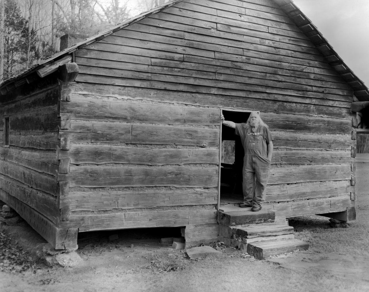 oxfordamerican's tweet image. #EyesontheSouth | On Contentious Ground | Vann Thomas Powell
Visiting the sites of the American Civil War over 160 years later, @vann_t_powell captures its, “. . . lasting impact on individuals, families, and landscapes.”
🔗: shorturl.at/omclv