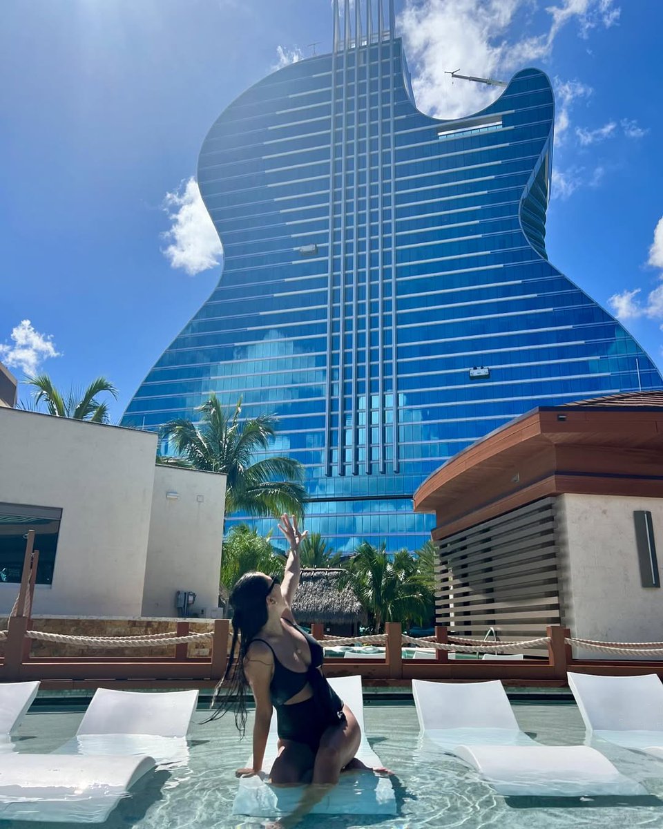 Poolside sunshine 🎸

📸 via ig/taliasilverbarreto
