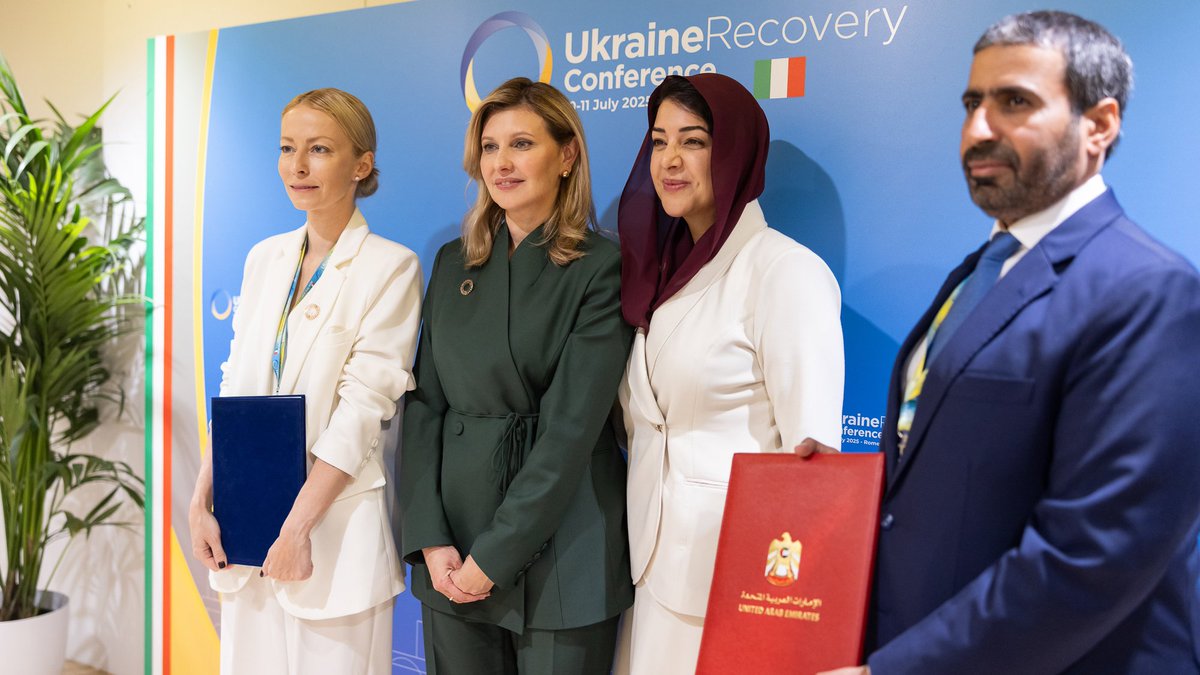 Рада знову зустрітися з міністеркою з питань міжнародного співробітництва МЗС ОАЕ пані Рім Аль Хашимі на полях #URC2025. Обговорили перебіг проєкту моєї Фундації «Адреса дитинства»: завдяки ОАЕ вже зведено десять будинків для великих прийомних родин, а ще десять у процесі. Також