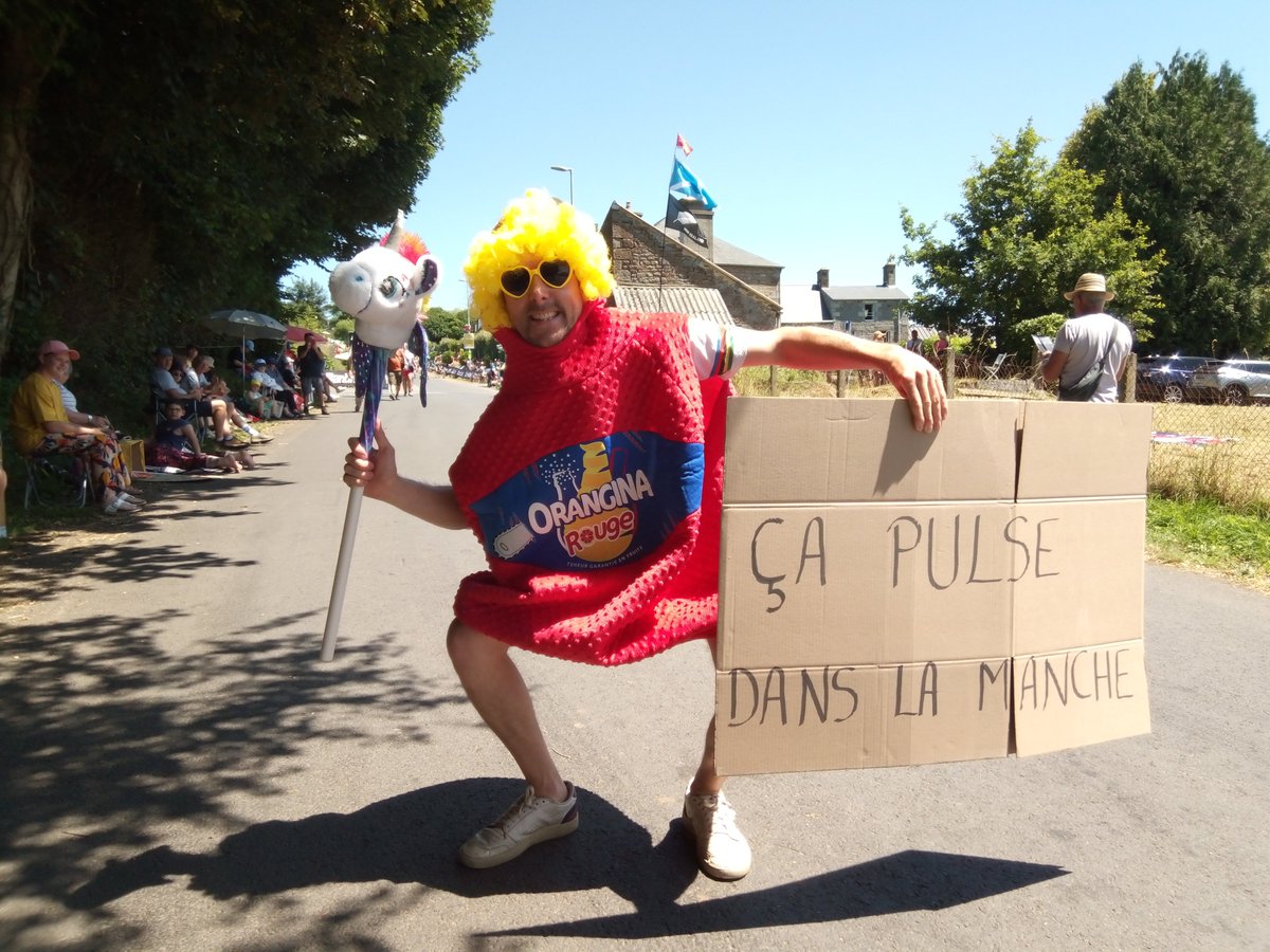 [TOUR DE FRANCE]. Quel plaisir de retrouver <a href="/LeTour/">Tour de France™</a> dans la #Manche ! Alors, forcément, qui dit passage du #TourdeFrance dans le coin, dit Gigi dans la place. L'occasion de sortir mon plus beau déguisement. Avec, en prime, le carton de circonstance. #Orangina <a href="/FFLose/">Fédé 🇫🇷 de la Lose</a>