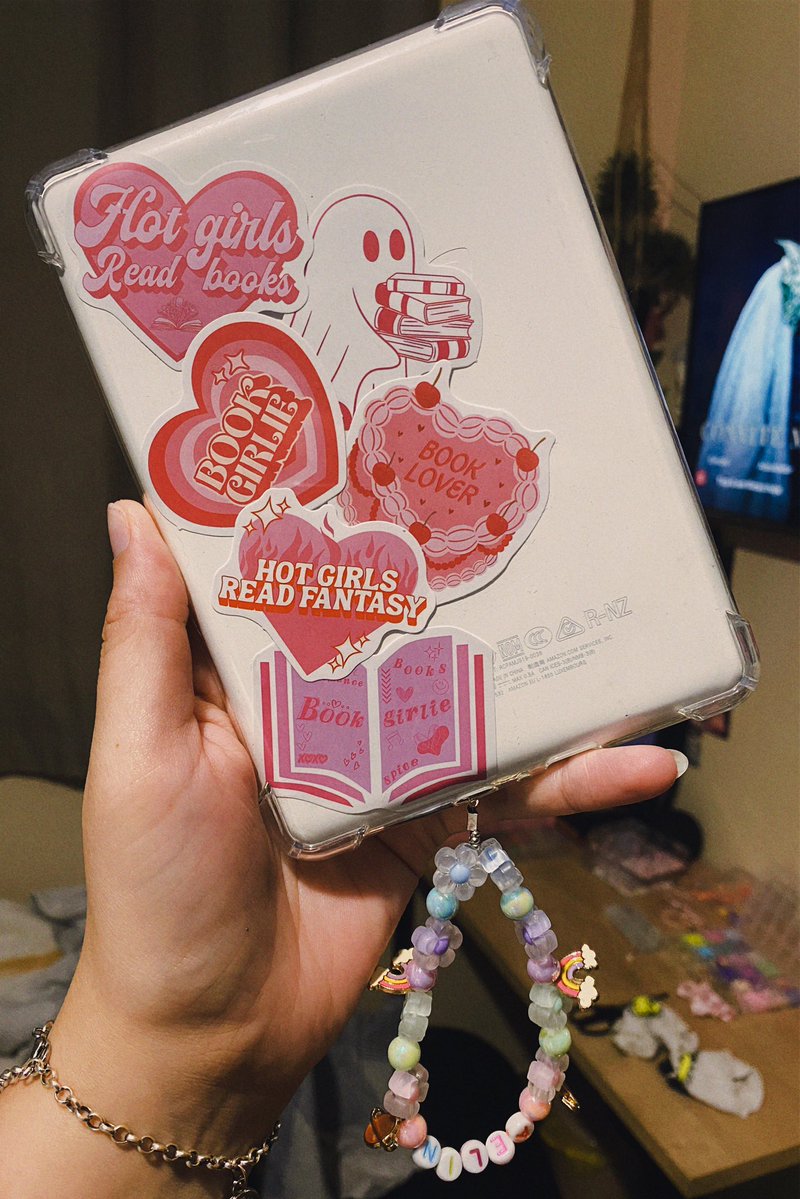 clmands's tweet image. moots, como vocês acham que eu devo deixar o meu kindle?