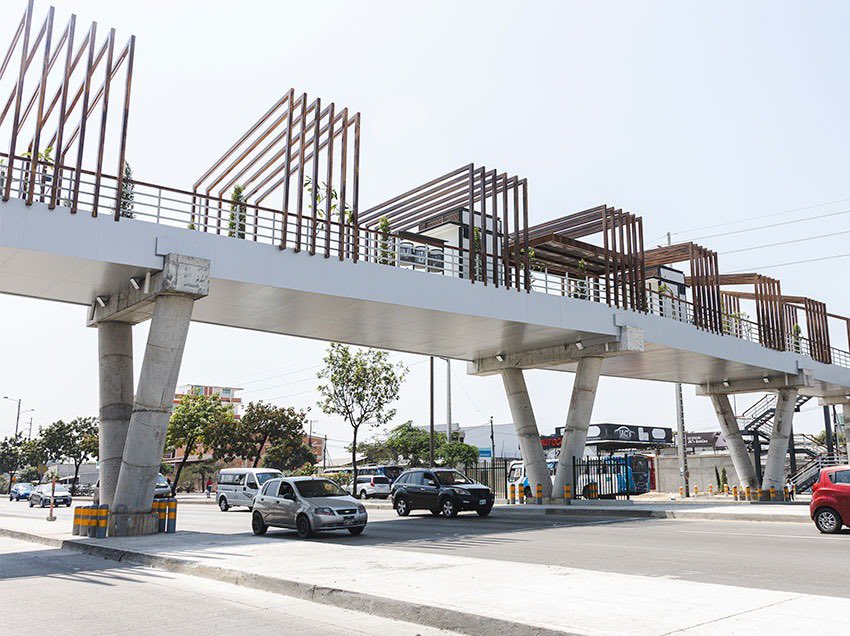 Obras paralizadas que hoy caminan: reactivamos los pasos peatonales de vía a la Costa y Narcisa de Jesús, y el mercado Chongón que estuvo 7 años detenido. 

#RendiciónDeCuentas #CiudadDeTodos